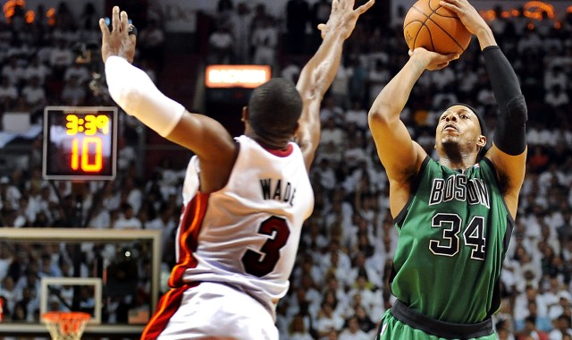 百家乐规则-皮尔斯：贝弗利总说些争议言论 韦德不该跟他吵 换我根本不搭理他