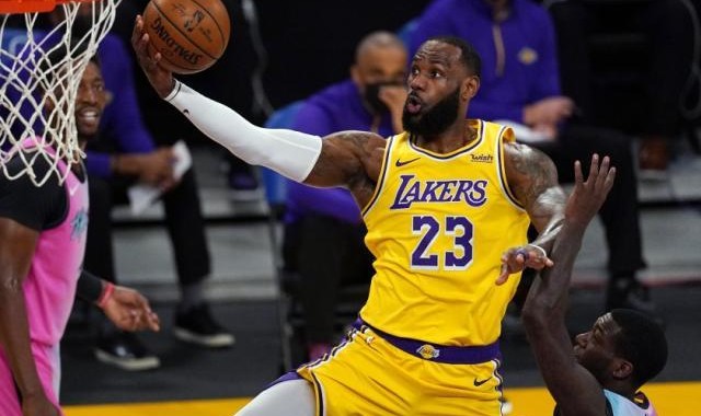 游戏玩法-湖人“詹姆斯依赖症”愈发严重，想解决就签考辛斯？